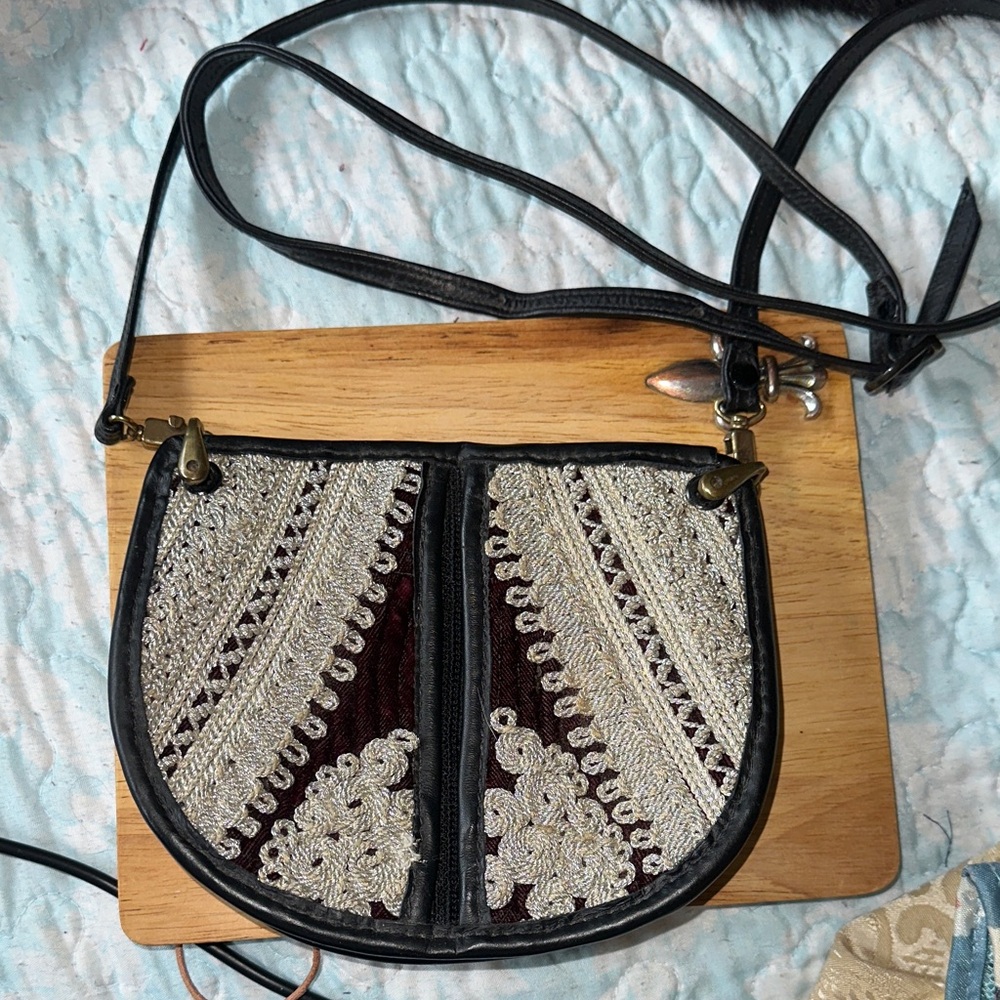 Vintage Black & Gold Albano Textured Leather/Velvet Crossbody Small Handbag